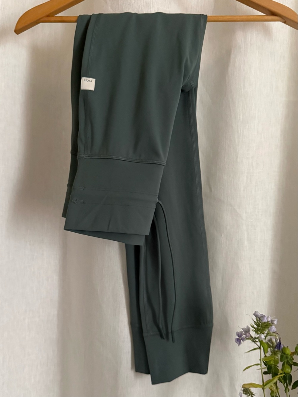 NWOT Vuori Daily Leggings Small Blue Green High Rise Drawstring Cuffed 7/8 Yoga